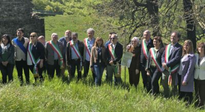 Nella foto di gruppo i partecipanti alla giornata pèresso i resti dell'abbazia di Linari