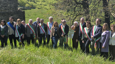 Nella foto di gruppo i partecipanti alla giornata pèresso i resti dell'abbazia di Linari